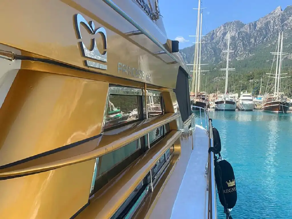 LUXURY REGNUM YACHT